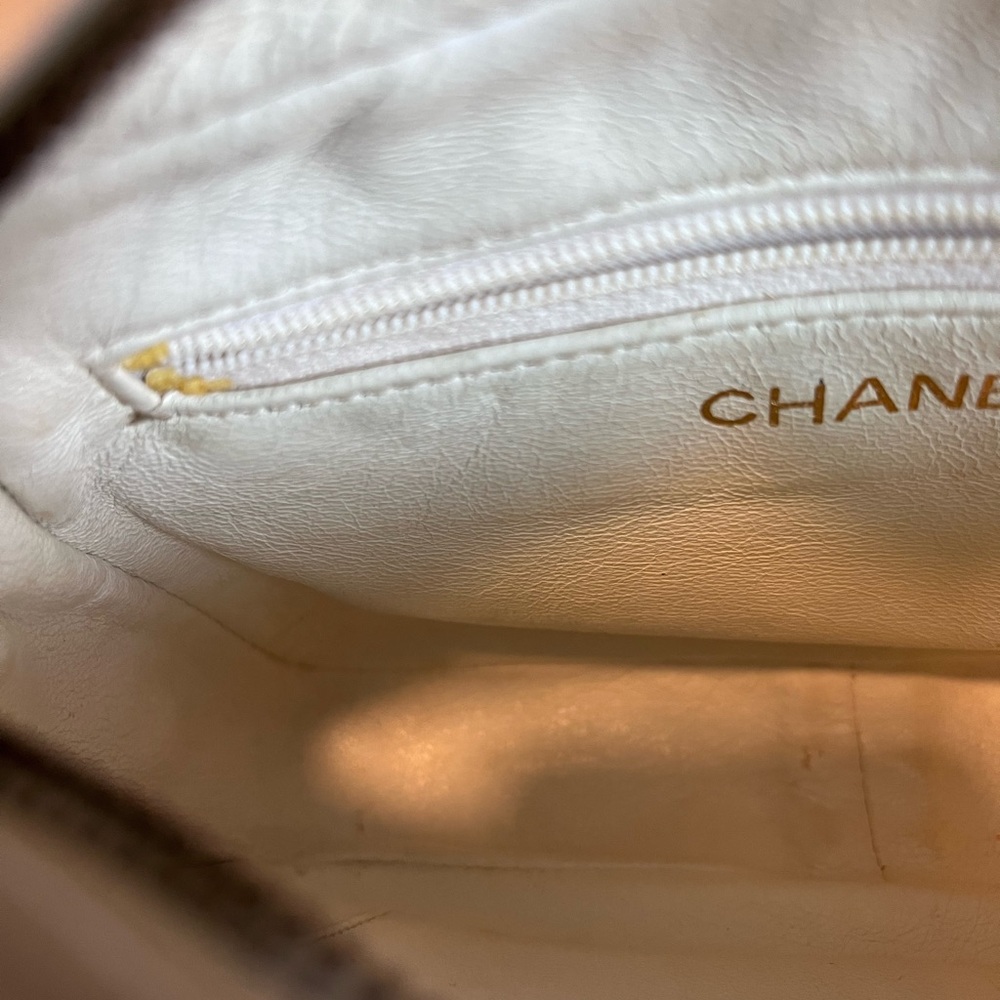 SOLD Small Vintage CHANEL White Caviar Camera Bag - Picture 14 of 16